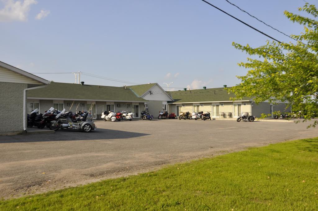 Motel Les Pignons Verts Buckingham Exterior foto
